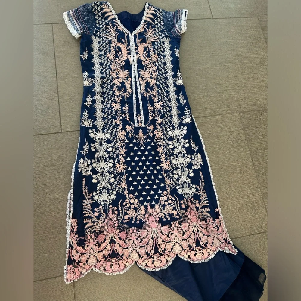 New Gorgeous Sobia Nazir Lawn Suit, Pakistani, Indian ethnic Salwar - Picture 4 of 8